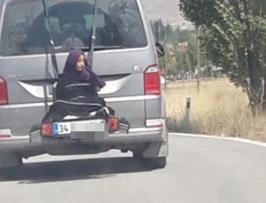 Τούρκος έδεσε την 13χρονη κόρη του στη σχάρα ποδηλάτων του αυτοκινήτου για να πάνε...διακοπές (βίντεο)